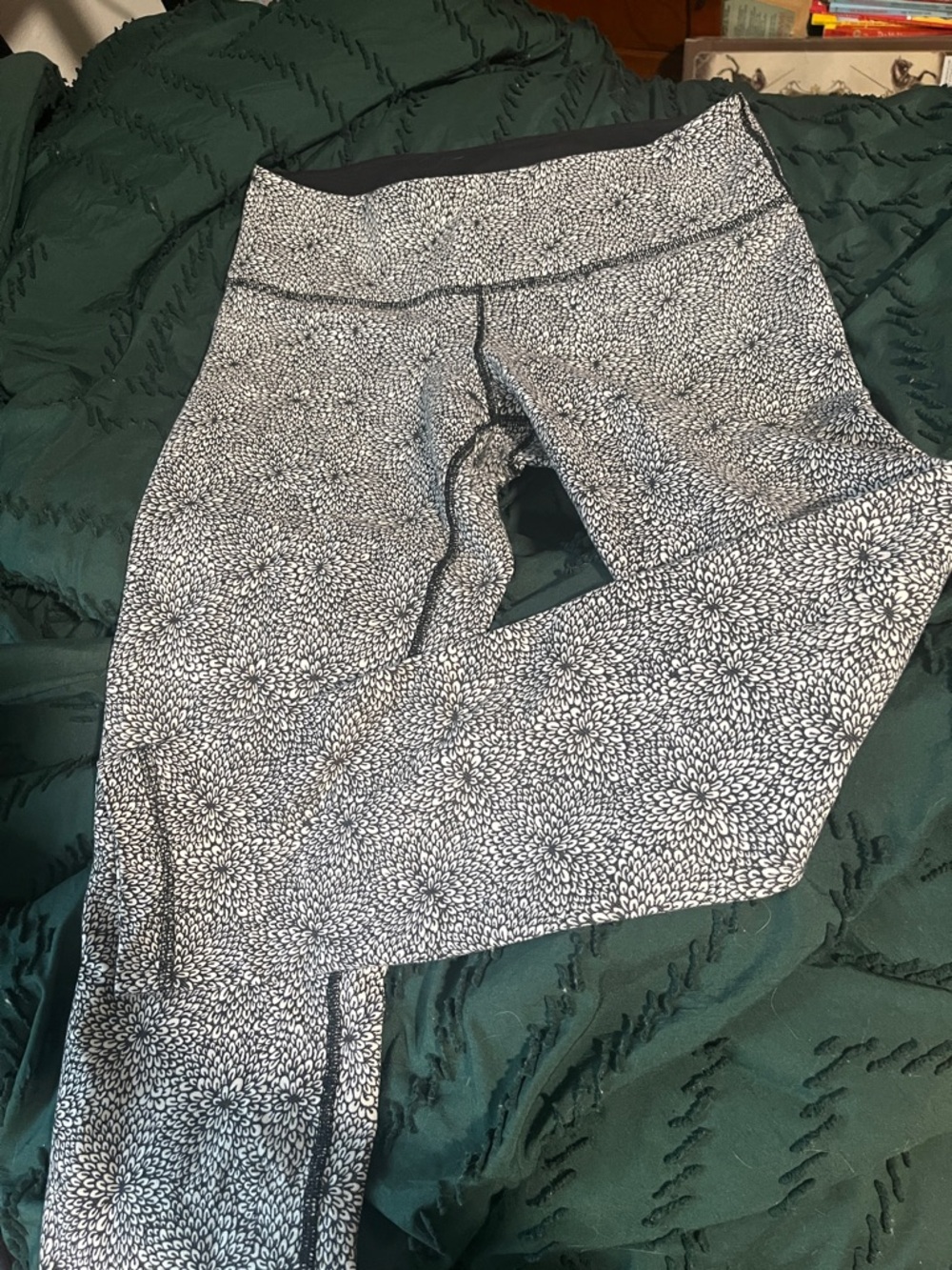 Lululemon Black & White Floral Print High-Waist capri Leggings